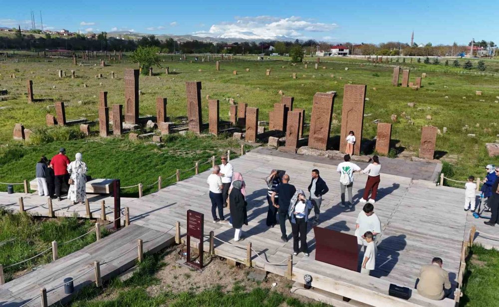 Ahlat Selçuklu Mezarlığı’nda Kurban Bayramı yoğunluğu