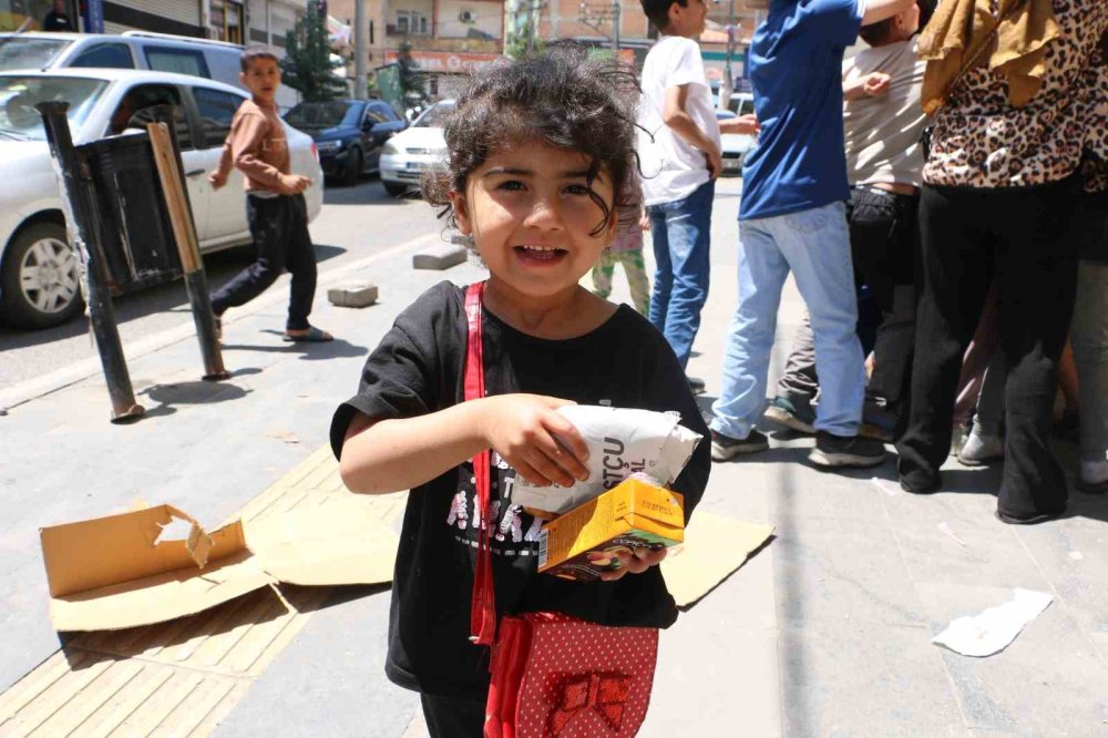 Küçükken hep ’bekledi’ şimdi çocuklara ücretsiz dağıtıyor