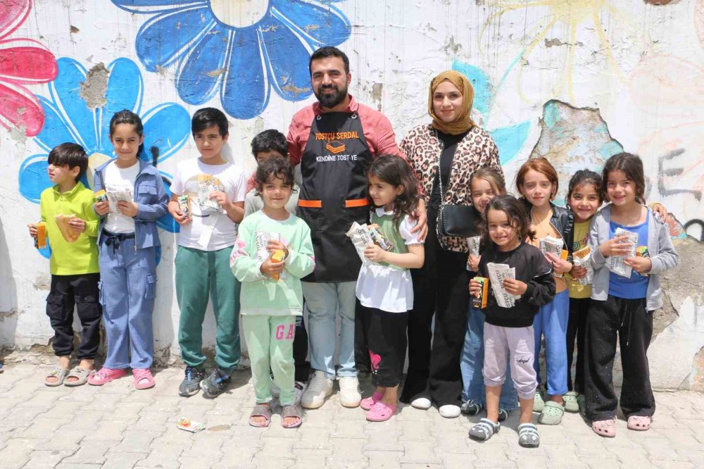 Küçükken hep ’bekledi’ şimdi çocuklara ücretsiz dağıtıyor
