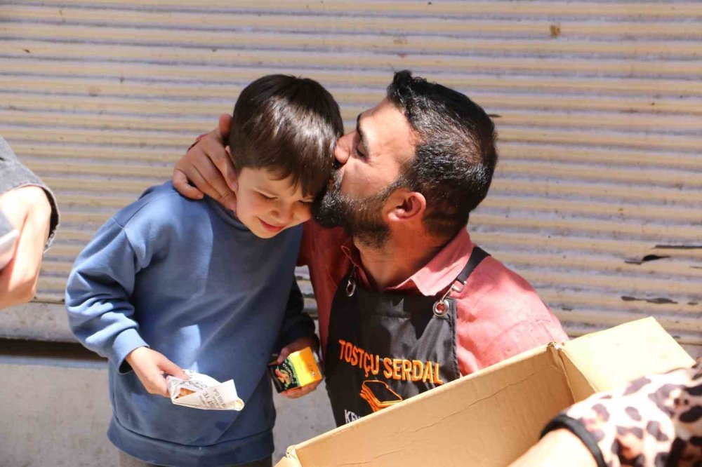 Küçükken hep ’bekledi’ şimdi çocuklara ücretsiz dağıtıyor