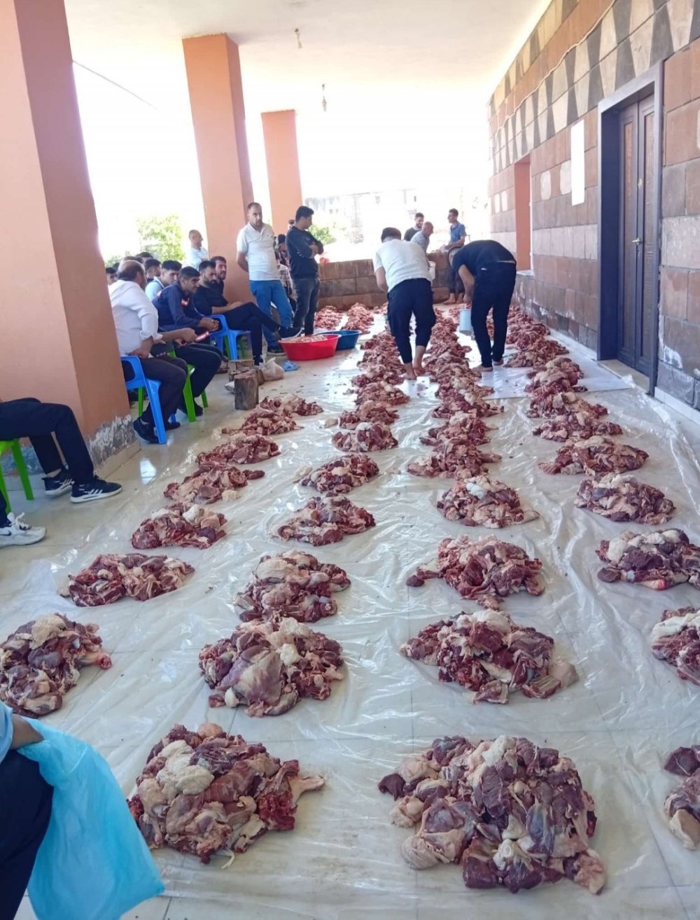 Mazıdağı'nda imece usulü kesilen 1 ton kurban eti, 100 aileye dağıtıldı