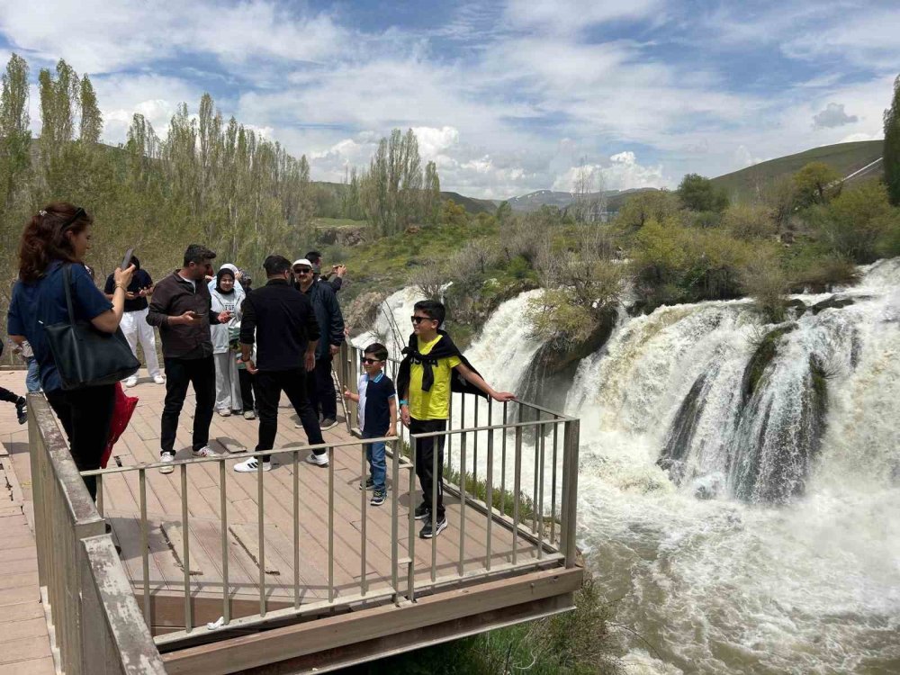 Yağışlarla coşan Muradiye Şelalesi ziyaretçi akınına uğradı