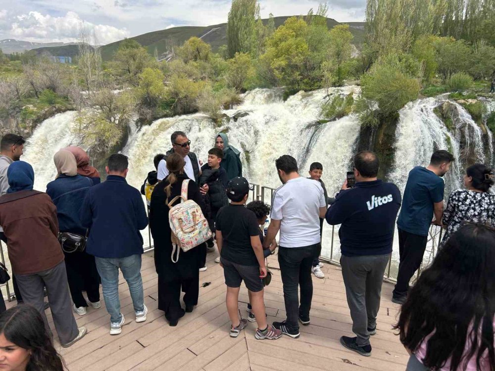 Yağışlarla coşan Muradiye Şelalesi ziyaretçi akınına uğradı