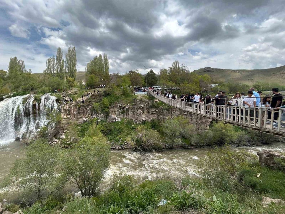 Yağışlarla coşan Muradiye Şelalesi ziyaretçi akınına uğradı