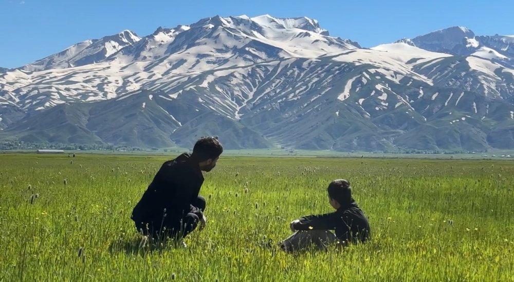 Yüksekova iki mevsimi bir arada yaşıyor