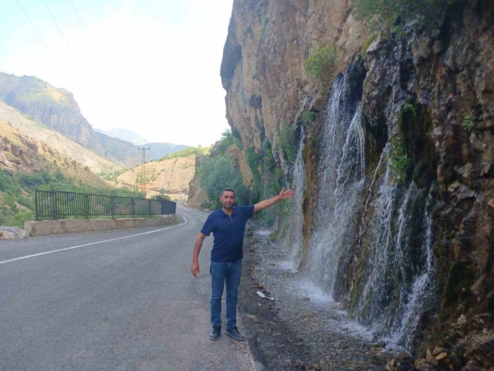 Hakkar'deki Durankaya şelalesi coştu