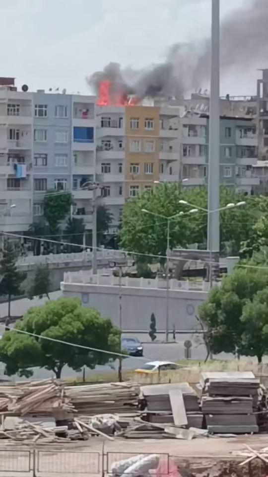 Diyarbakır’da faciadan dönüldü: Apartmanın çatı kısmında yangın çıktı