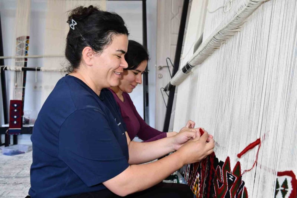 Halk Eğitim Merkezinde ürettikleri kilimleri 20-30 bin liraya satıyorlar