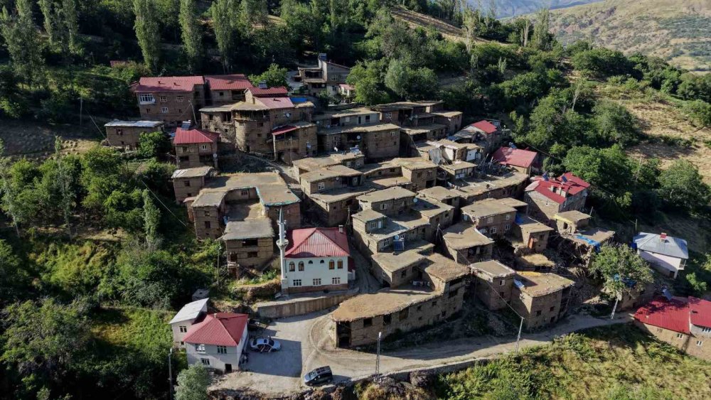 Hizan’ın asırlık taş evleri hayran bırakıyor