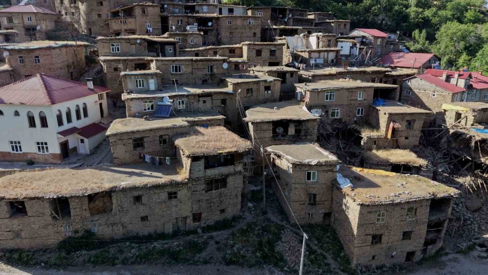 Hizan’ın asırlık taş evleri hayran bırakıyor