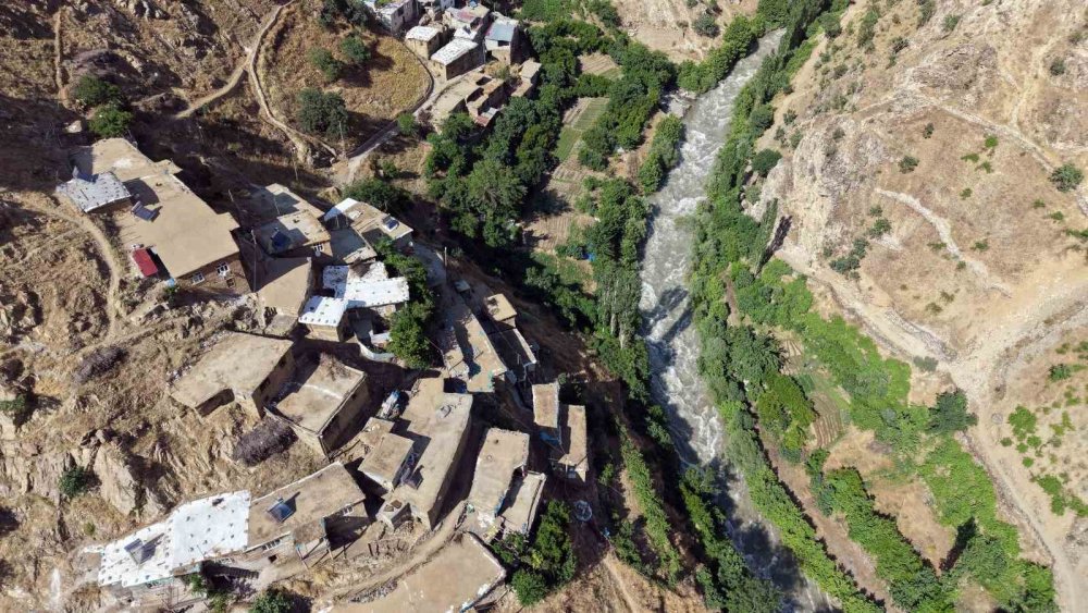 Hizan’ın asırlık taş evleri hayran bırakıyor