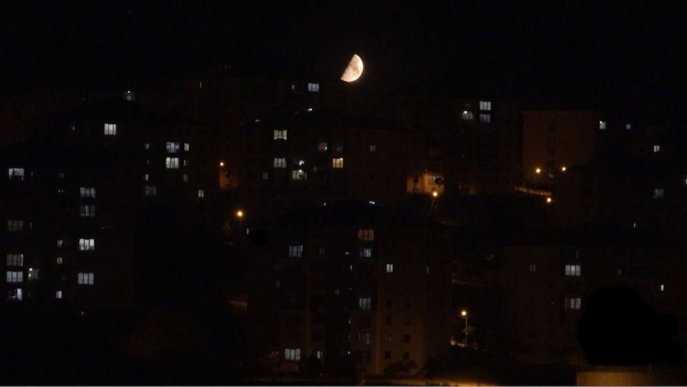 Yüksekova'da yarım ay, kızıl ve beyaz tonlarıyla hayran bıraktı