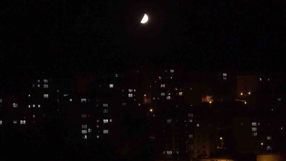Yüksekova'da yarım ay, kızıl ve beyaz tonlarıyla hayran bıraktı