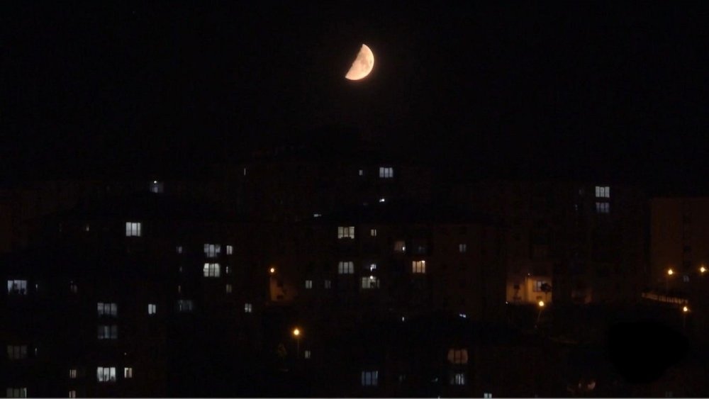 Yüksekova'da yarım ay, kızıl ve beyaz tonlarıyla hayran bıraktı