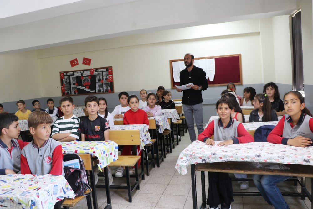 3 yıl okulun tek öğrencisiydi; nakilden sonra 32 arkadaşıyla karne heyecanı yaşadı
