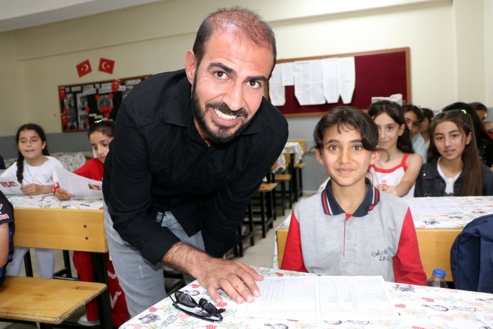 3 yıl okulun tek öğrencisiydi; nakilden sonra 32 arkadaşıyla karne heyecanı yaşadı