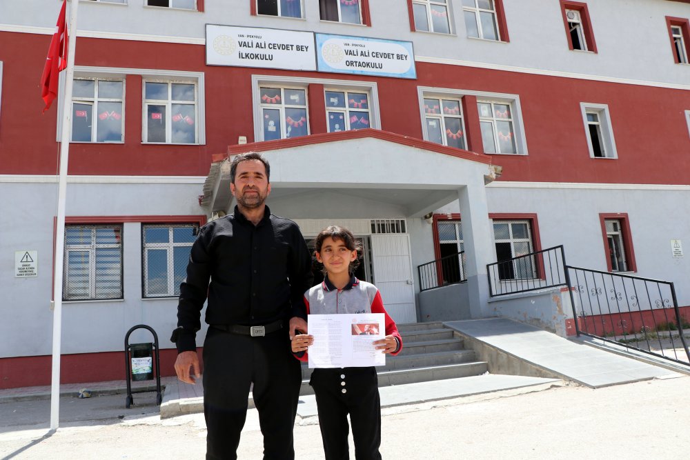 3 yıl okulun tek öğrencisiydi; nakilden sonra 32 arkadaşıyla karne heyecanı yaşadı