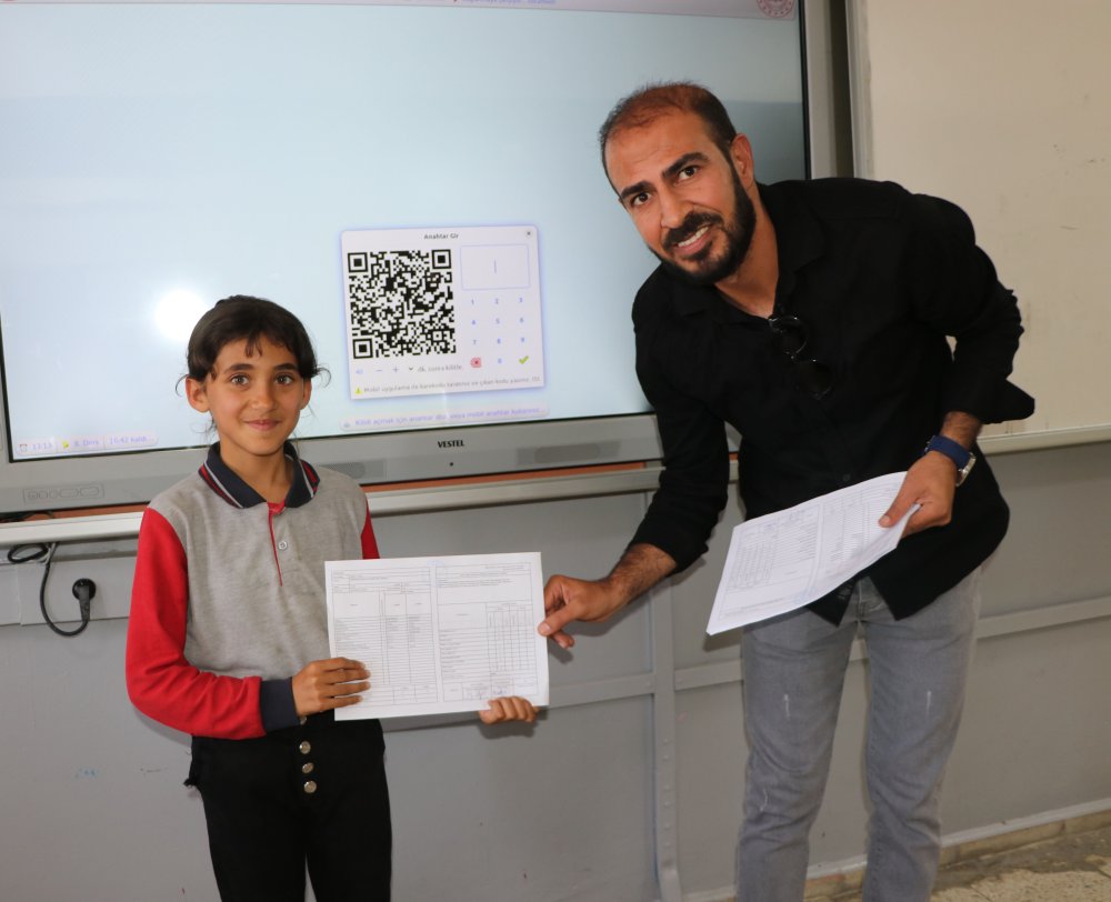 3 yıl okulun tek öğrencisiydi; nakilden sonra 32 arkadaşıyla karne heyecanı yaşadı