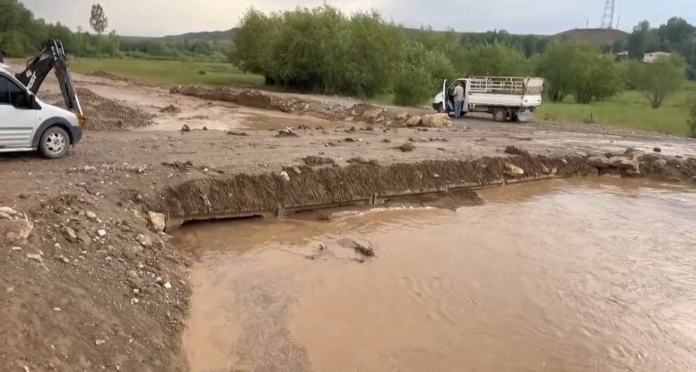 Başkale’de sağanak sonrası sel meydana geldi