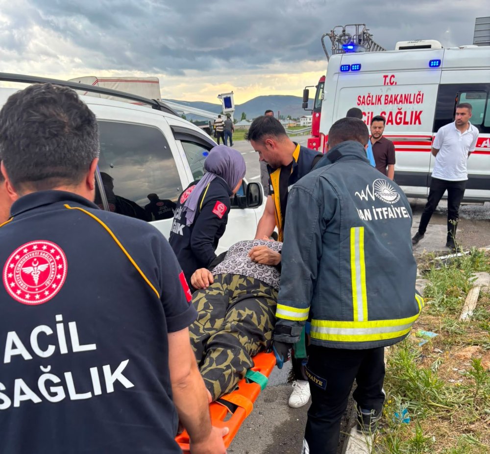 Çaldıran’da trafik kazası: 3 kişi yaralandı