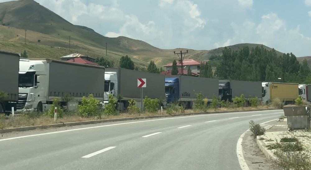 Esendere'de 5 kilometrelik tır kuyruğu oluştu