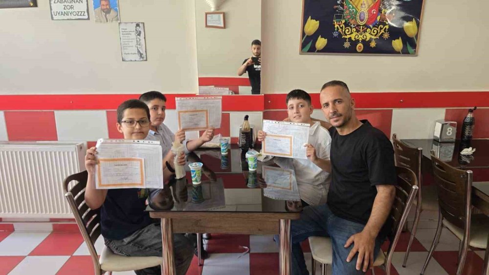 Takdir belgesini alan öğrenciler dürümcüye koştu