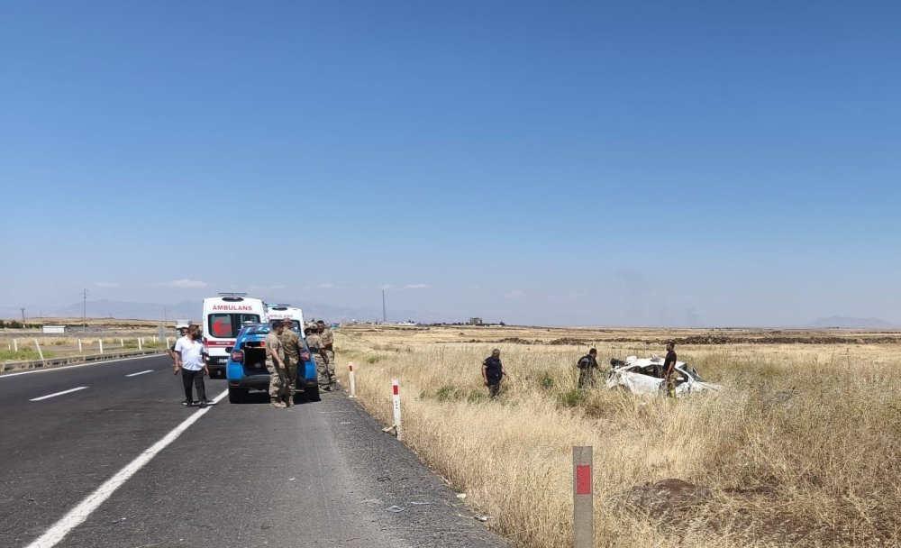 Cizre'de otomobil şarampole devrildi: 1’i bebek 5 yaralı