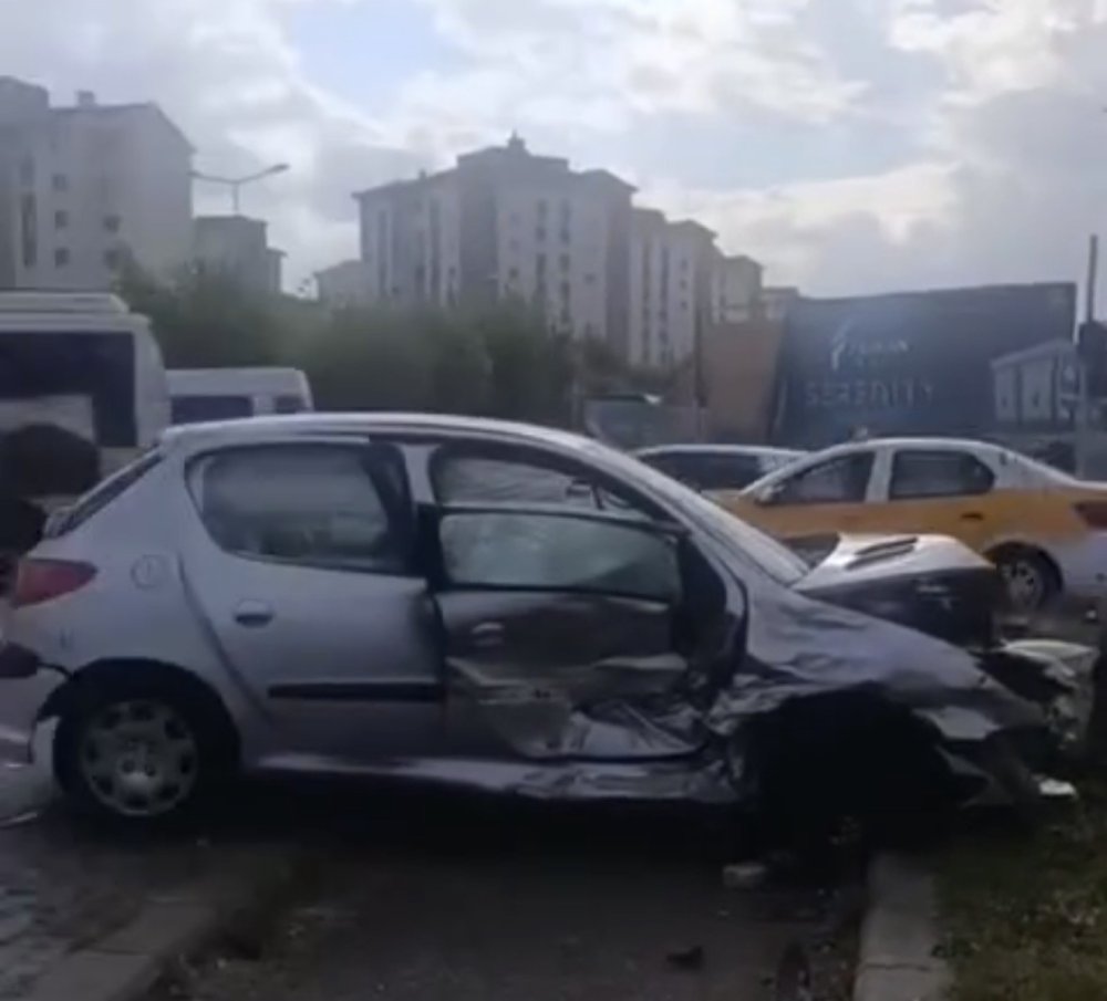 Diyarbakır’da 2 otomobil çarpıştı: 3 yaralı