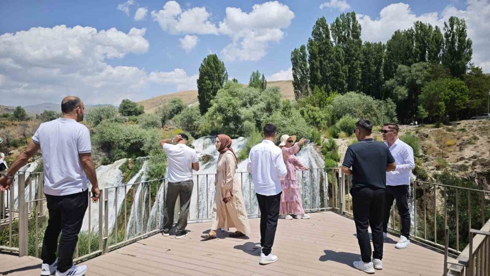 Debisi yükselen Van Muradiye Şelalesi’ne ziyaretçi akını