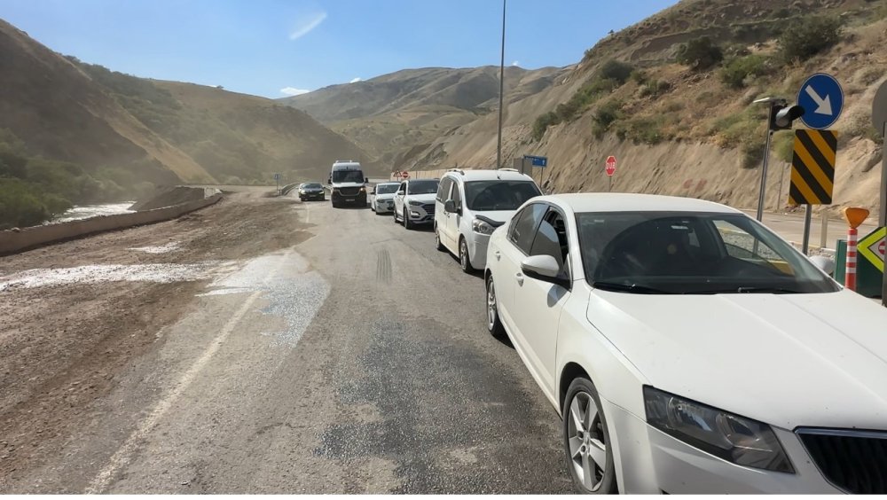 Yüksekova-Van kara yolunda kaya parçaları ulaşımı aksattı