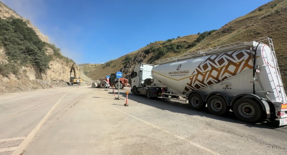 Yüksekova-Van kara yolunda kaya parçaları ulaşımı aksattı