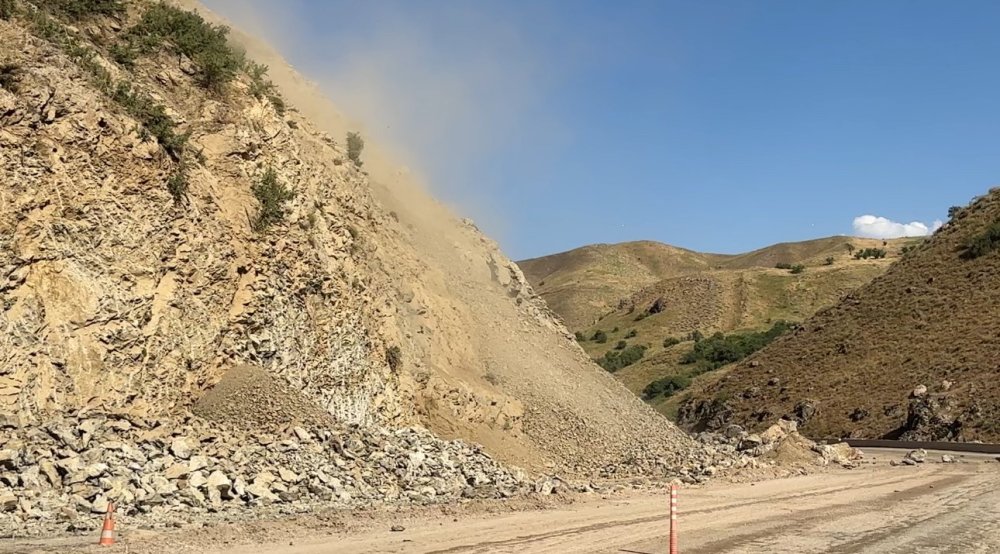 Yüksekova-Van kara yolunda kaya parçaları ulaşımı aksattı