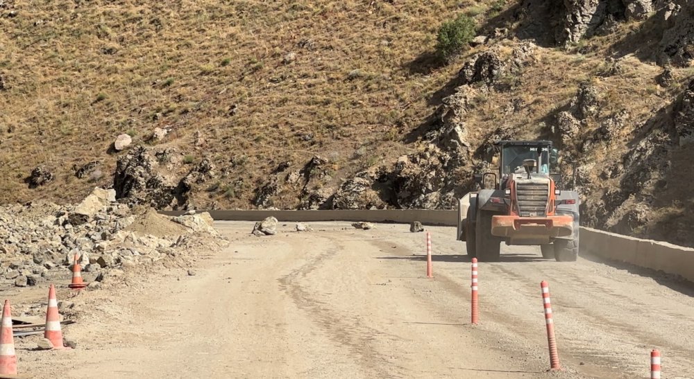 Yüksekova-Van kara yolunda kaya parçaları ulaşımı aksattı
