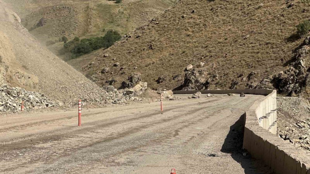 Yüksekova-Van kara yolunda kaya parçaları ulaşımı aksattı