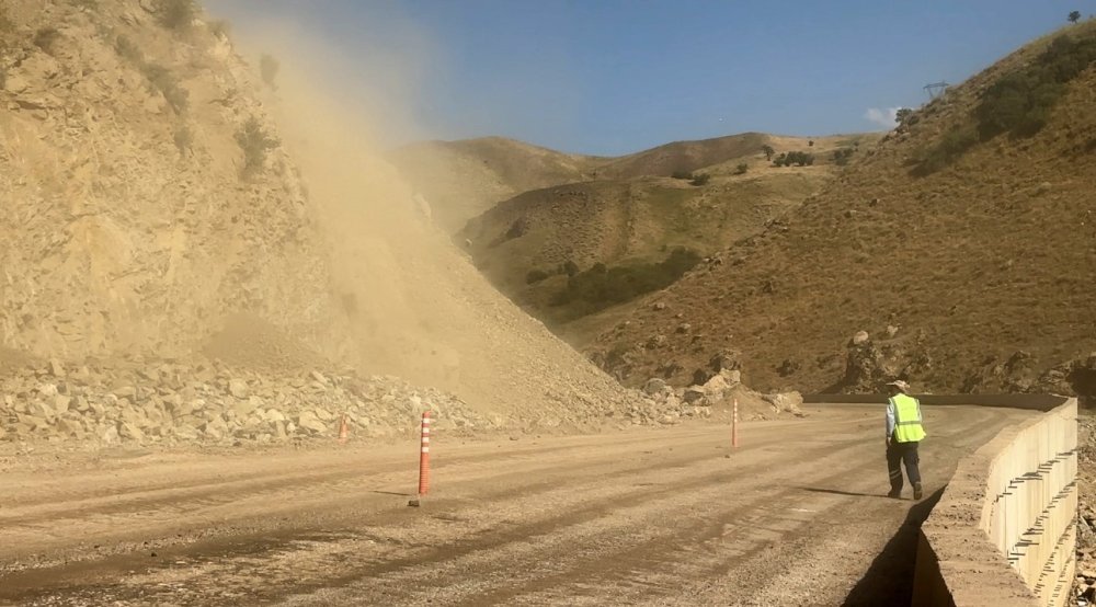 Yüksekova-Van kara yolunda kaya parçaları ulaşımı aksattı