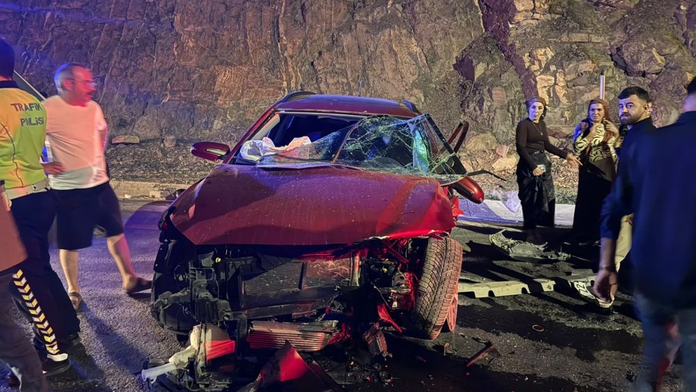 Hakkari'de otomobiller çarpıştı: 2'si ağır 7 yaralı
