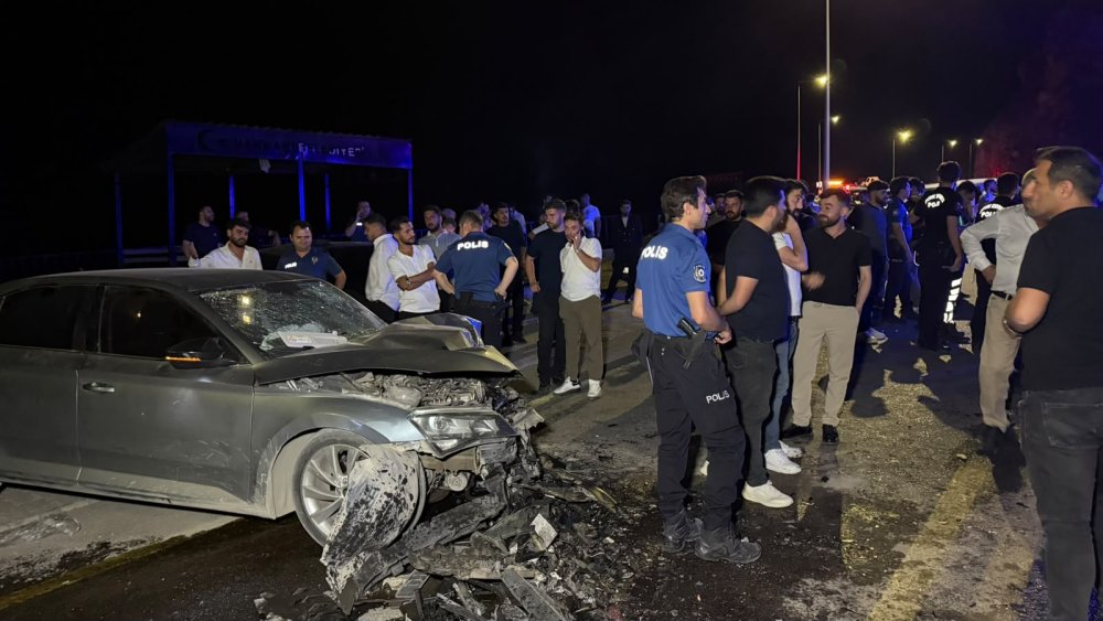 Hakkari'de otomobiller çarpıştı: 2'si ağır 7 yaralı