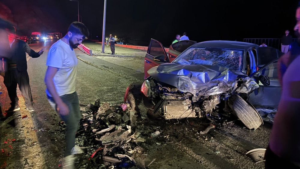 Hakkari'de otomobiller çarpıştı: 2'si ağır 7 yaralı