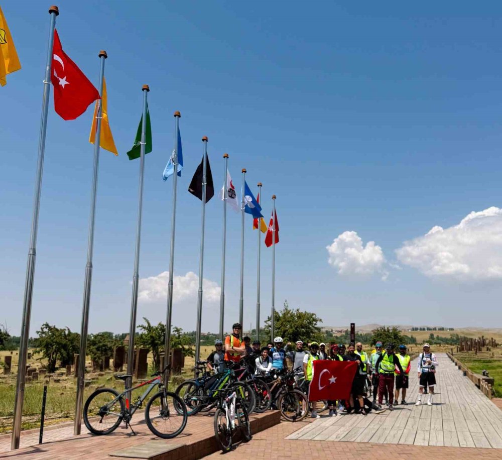 30 bisikletli 90 kilometre pedal çevirip Ahlat’ın tarihi mirasını ziyaret etti