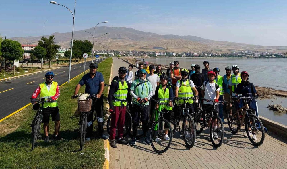 30 bisikletli 90 kilometre pedal çevirip Ahlat’ın tarihi mirasını ziyaret etti
