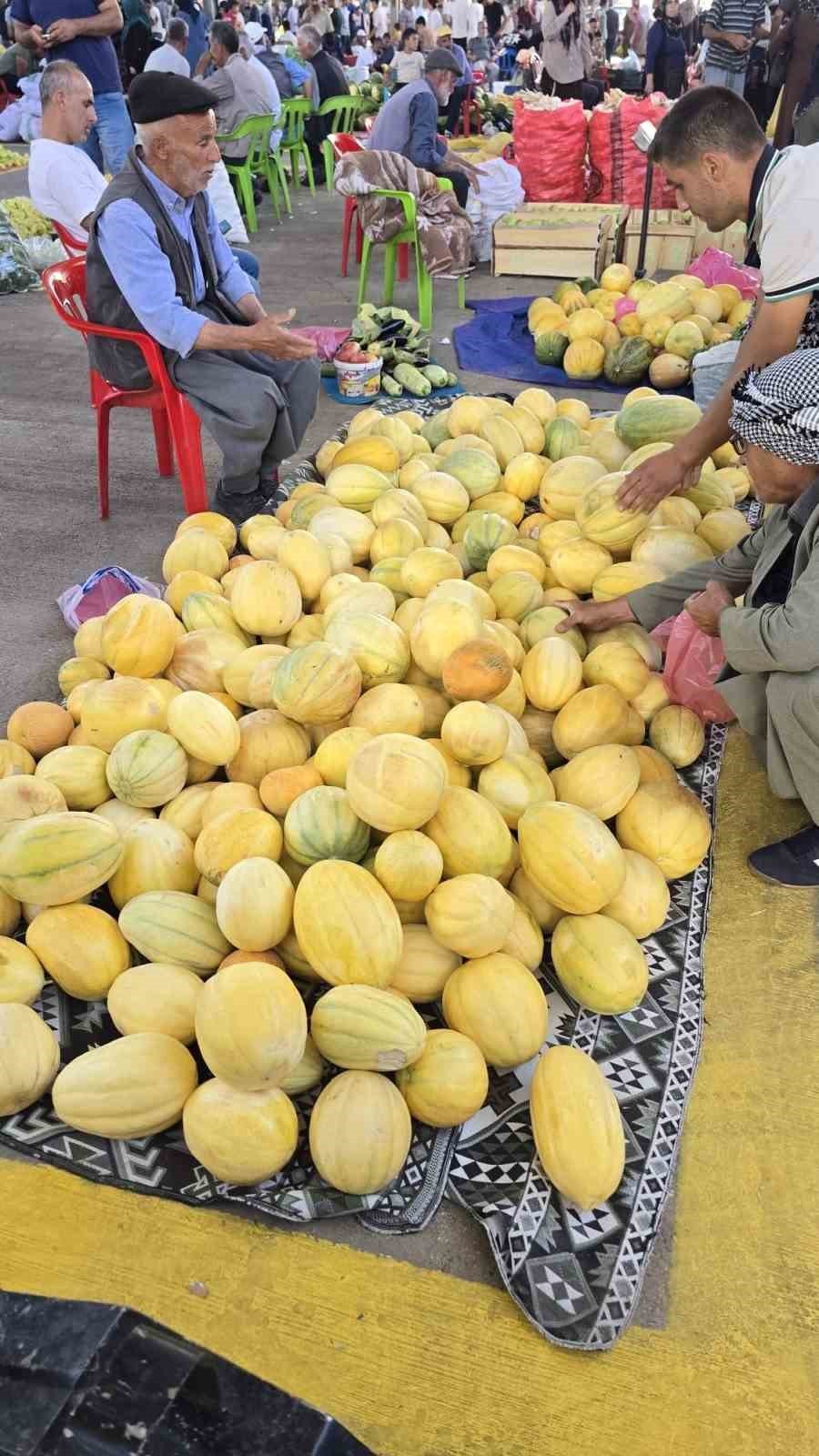 Çermik kavunu pazarda tezgahta yerini aldı