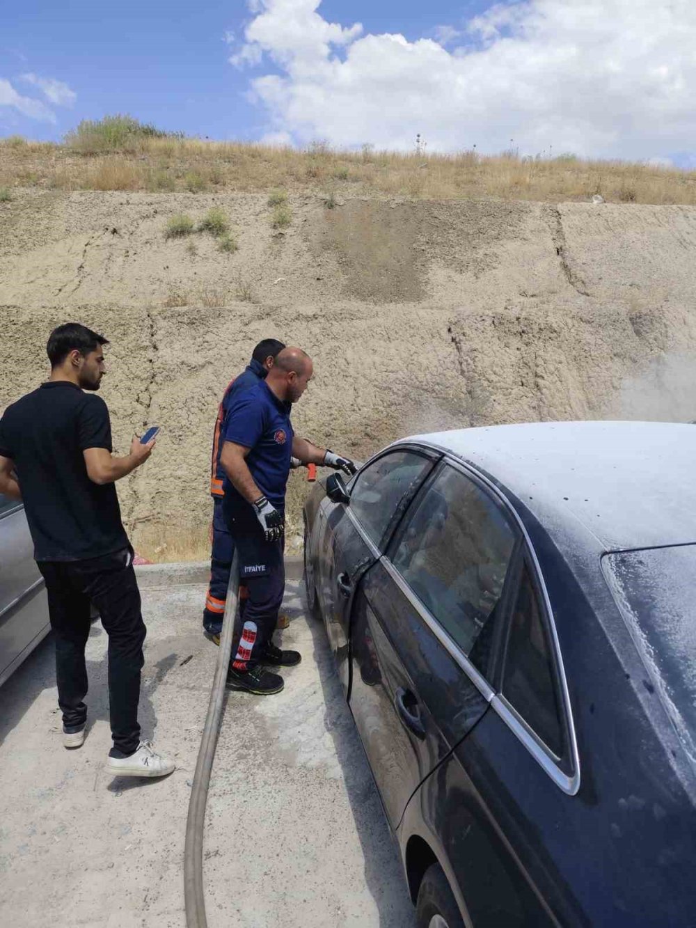 Park halindeki otomobilin motoru yandı