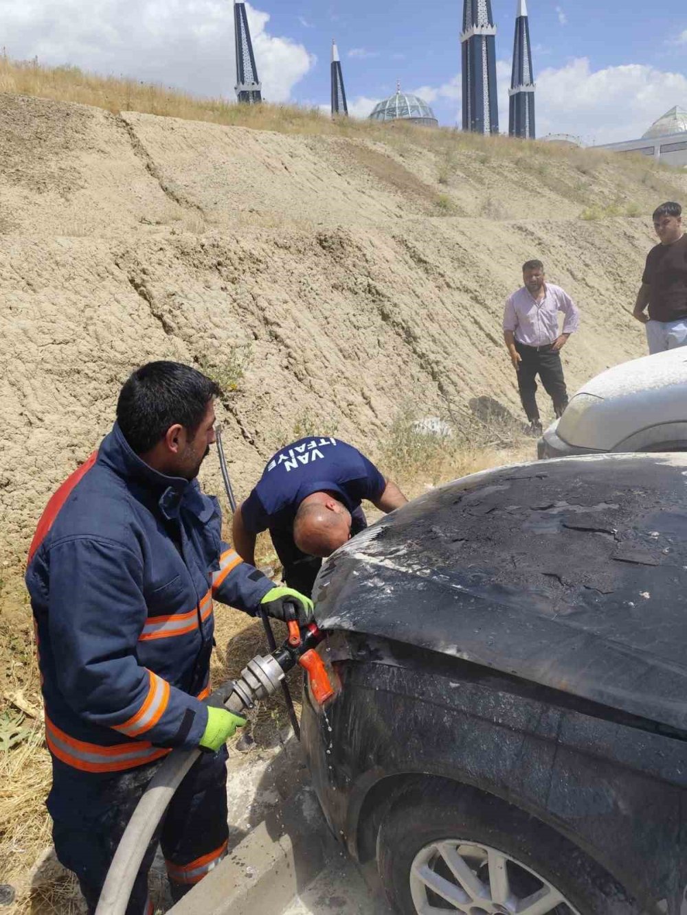 Park halindeki otomobilin motoru yandı
