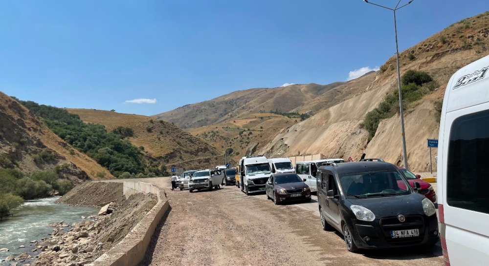 Yüksekova-Van yoluna düşen kayalar ulaşımı aksattı