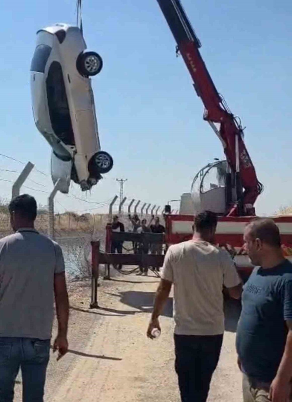 Otomobil su kanalına düştü: 5 kişi kendi imkanları ve çevredekilerin yardımıyla kurtuldu