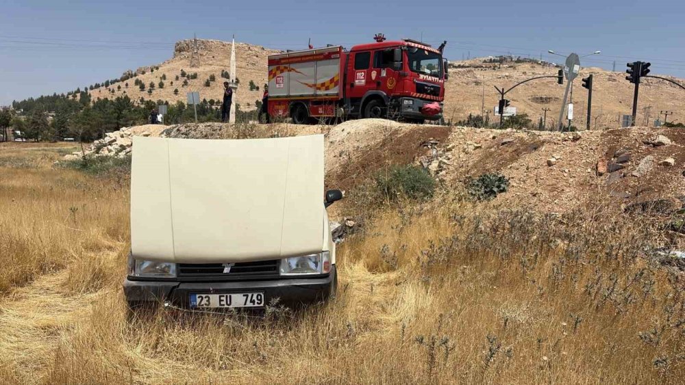 Yol kenarına devrilen otomobil sürücüsü yaralandı