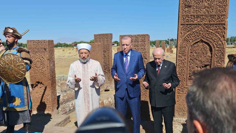 Cumhurbaşkanı Erdoğan Ahlat'taki Selçuklu mezarlığını ziyaret etti
