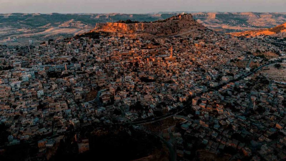 Mardin’in tarihi mekanları izleyenleri kendinden geçirdi