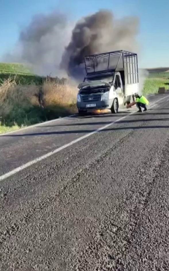 Hani yolunda seyir halindeki kamyonet küle döndü