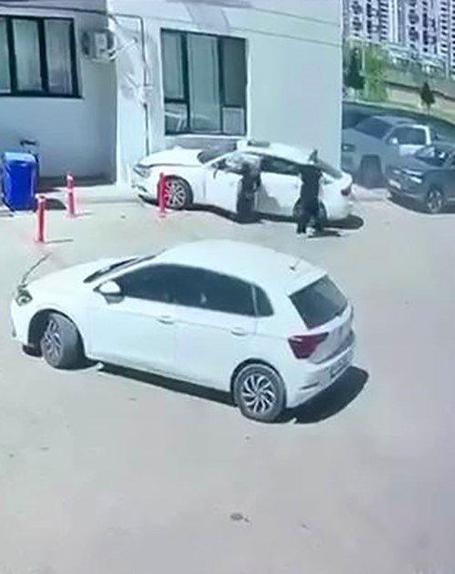 Önce park halindeki araca, sonra duvara çarptı